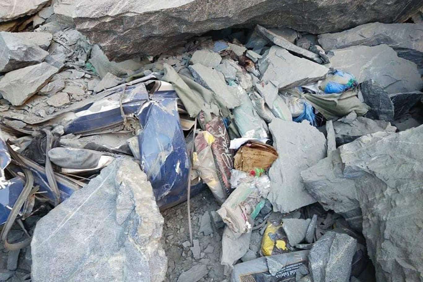 Pakistan'daki heyelanda minibüs toprağın altında kaldı: 10 ölü